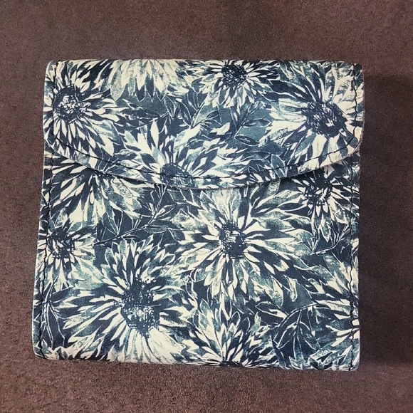 Patricia Nash Reiti Wallet Black & White Sunflower Print - Picture 3 of 15